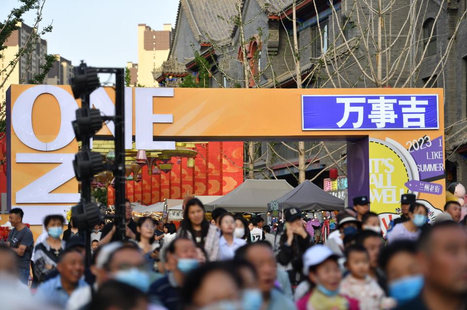 舞动青春，百合绽放于广场舞的活力海洋