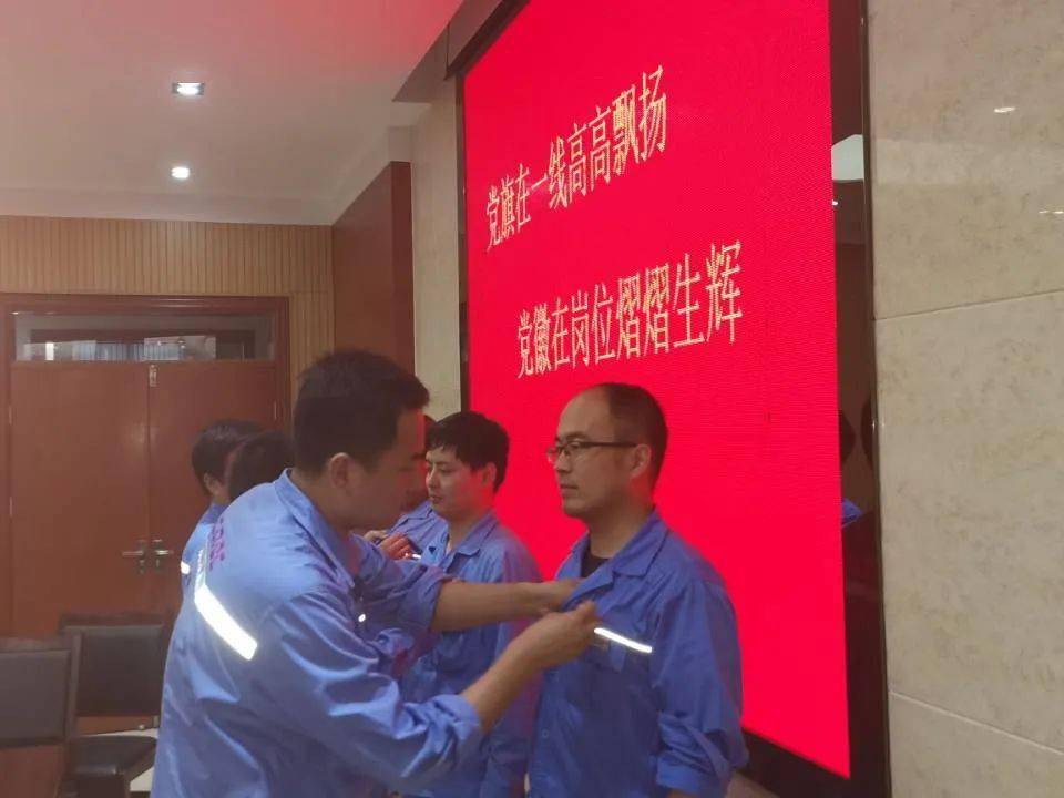 坐飞机戴党徽，一种特殊的荣誉与责任