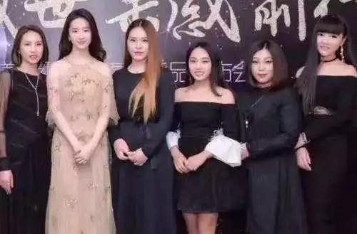 好莱坞剧组，幕后英雄与璀璨星辰的碰撞