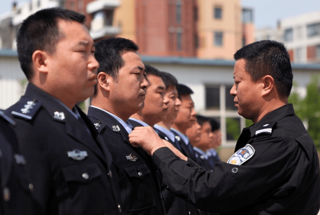 美国狱警待遇，挑战与机遇并存