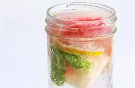 水蜜桃的饮料，美味与健康并存的选择