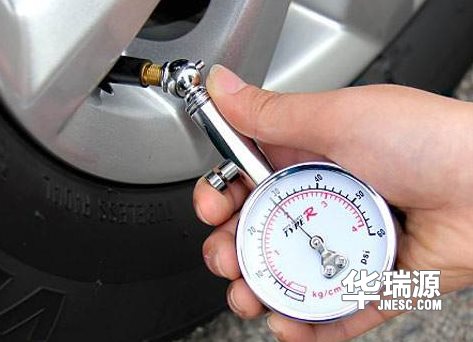 小货车轮胎气压标准的重要性及其影响因素