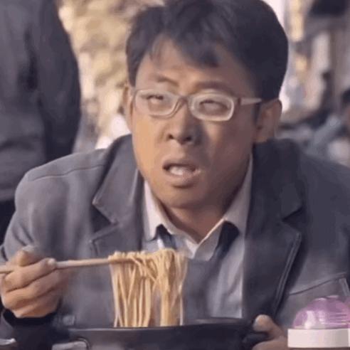 男女关灯睡觉，表情包背后的情感交流