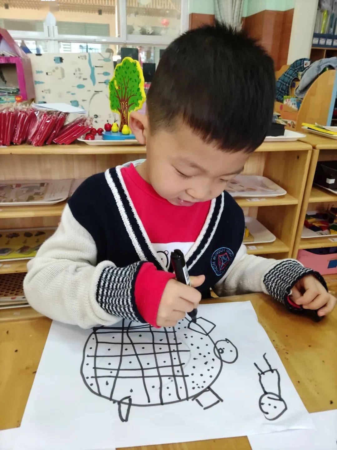 小班美术课，小乌龟的创意绘画之旅
