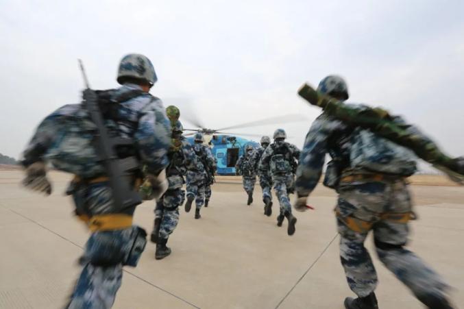 伞兵离机，空降兵的特殊使命与英勇行动