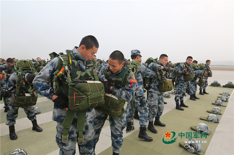 伞兵新兵训练大纲与核心内容解析