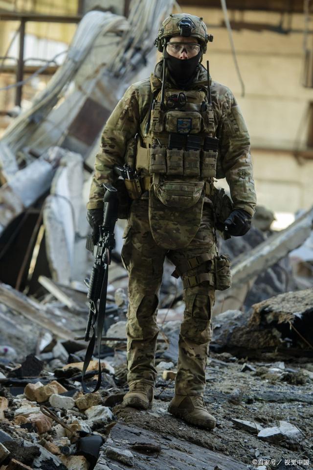 冲锋衣伞兵服，现代战争中的特殊装备与战术象征