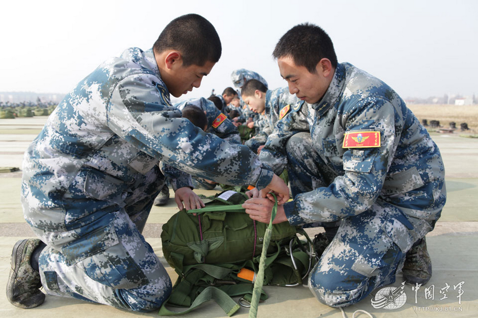伞兵降落伞折叠过程详解