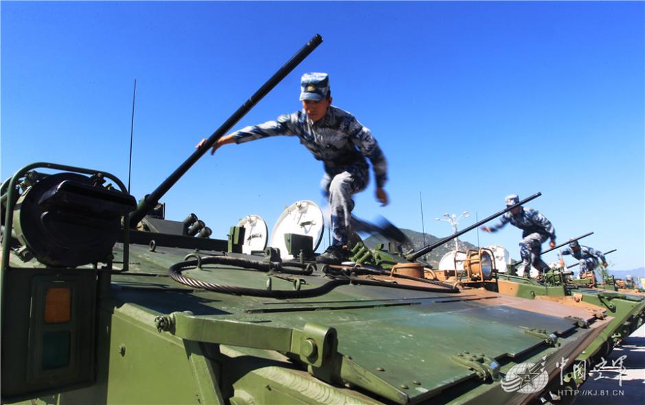 画伞兵战车，探索现代化军事艺术中的英勇形象