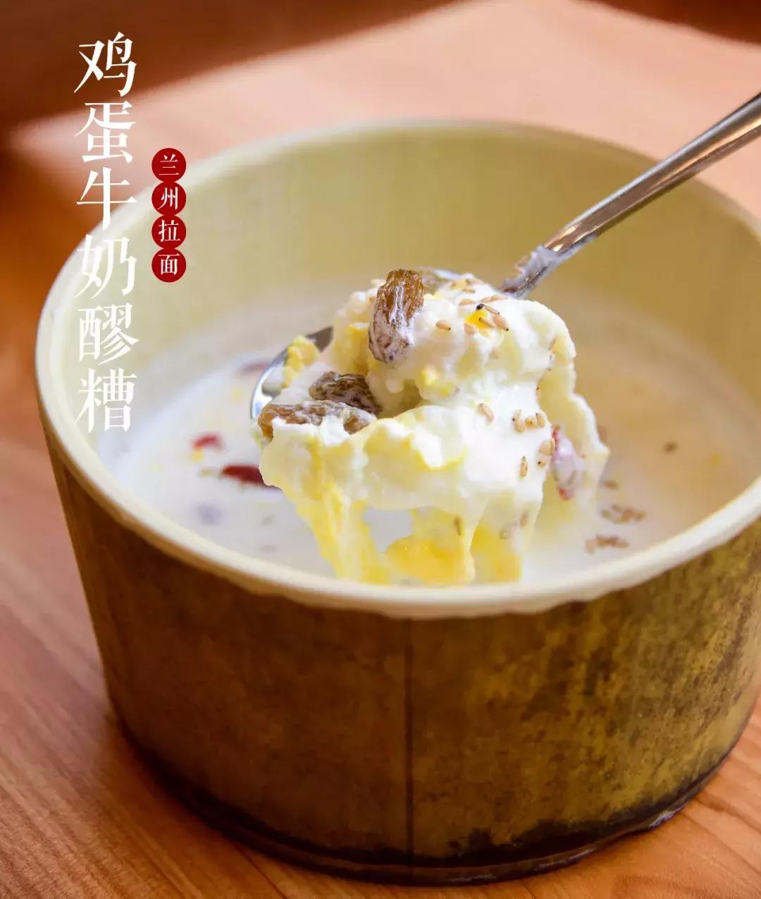 牛奶煮成蛋花状态，美味与营养的完美结合