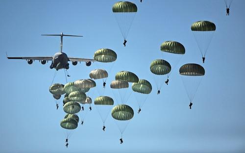 新一代空降伞兵携行装备，设计与功能解析